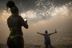 Brasilien: An der Copacabana in Rio de Janeiro. (Bild: AP Photo/Leo Correa)