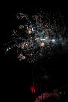 Zum Start ins neue Jahr: Feuerwerk in Steinhausen. (Bild: Daniel Hegglin, 1. Januar 2019)