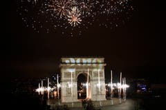 Frankreich: Der beleuchtete Triumphbogen in Paris. (Bild: AP Photo/Kamil Zihnioglu)