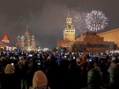 Russland: Feuerwerk über dem Kreml in Moskau. (Bild: AP Photo/Alexander Khitrov)