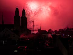 Die Stadt Zürich begrüsst das Jahr 2019 mit Feuerwerk. (Bild: KEYSTONE/ENNIO LEANZA)