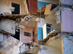 Einsturz: Erst nach und nach zeigt sich das Ausmass einer Gasexplosion in Russland. (Bild: KEYSTONE/AP/MAXIM SHMAKOV)