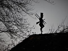 So ein Schornsteinfeger auf dem Dach kann im 2019 nur ganz viel Glück bedeuten. (Bild: Margrith Imhof-Röthlin (Adligenswil, 1. Januar 2019)