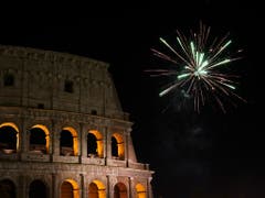 In Rom gab es in der Neujahrsnacht ein Feuerwerk über dem Kolosseum. (Bild: KEYSTONE/AP/ANDREW MEDICHINI)