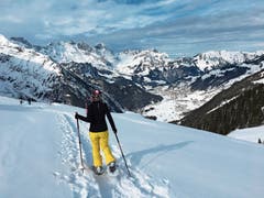 Beim Schneeschuhwandern lässt sich die Stille der Winterlandschaft sportlich erleben. (Bild: Nadja Sommer)