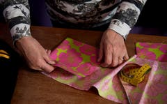 82-jährige Bürerin Martha Odermatt aus Büren näht für Guuggenleute Kleider. Bild: Corinne Glanzmann (Büren, 09. Januar 2019)