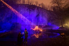 Die Lichtprojektion «Atoll» von Niazi & Schwarz am Löwendenkmal. Eine Lichtprojektion am Schweizerhofquai bei Schneefall. (Bild: Urs Flüeler / Keystone (Luzern, 9. Januar 2019))
