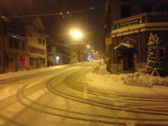 ...und auf der Zürcher Strasse in der Lachen setzt der Schnee langsam an. (Bilder: Reto Voneschen - 10. Januar 2019)