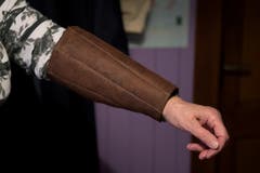 82-jährige Bürerin Martha Odermatt aus Büren näht für Guuggenleute Kleider. Bild: Corinne Glanzmann (Büren, 09. Januar 2019)