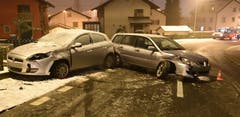 Nebikon - 9. JanuarAuf der Egolzwilerstrasse in Nebikon sind zwei Autos zusammengeprallt. Eine Autofahrerin wurde dabei leicht verletzt. Die beiden Wagen waren nicht mehr fahrbar. (Bild: Luzerner Polizei)