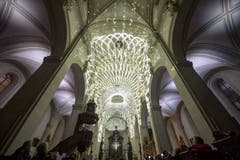 Die Lichtprojektion «Genesis» des Zürcher Künstlerkolektiv Projektil in der Hofkirche. (Bild: Urs Flüeler / Keystone (Luzern, 9. Januar 2019))