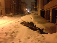 An der Metallstrasse in der Lachen versinken parkierte Autos langsam im Schnee. (Bild: Reto Voneschen - 10. Januar 2019)
