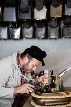 Martin Holderegger gibt dem Chlausenhut den letzten Schliff. (Bild: Mareyecke Frehner)