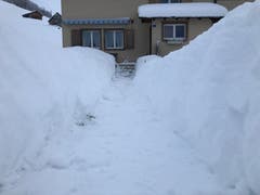 Da hat sich etwas angesammelt vor einem Haus in Spirigen / Urnerboden, aber der Weg ist vorbildlich gemacht. (Bild: Franz Imholz, 10. Januar 2019)