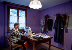 82-jährige Bürerin Martha Odermatt aus Büren näht für Guuggenleute Kleider. Bild: Corinne Glanzmann (Büren, 09. Januar 2019)