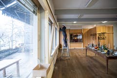 Das Eichwäldli wird notfallmässig stabilisiert. Die Besetzer haben sich in die Wohnräume hinter der Holzwand zurückgezogen. (Bild: Manuela Jans-Koch, 9. Januar 2019)