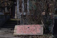 Aussenansicht des besetzten Eichwäldli auf der Luzerner Allmend. (Bild: Boris Bürgisser, 13. Dezember 2018)