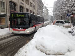 Angesichts von Schneehaufen und Pflutsch würden wir dorthin auch am liebsten fahren - an die Sonne. Die Linie 9 fährt vom Hauptbahnhof nach Rotmonten, also nicht hoch genug hinauf, dass man die Sonne sehen könnte. (Bild: Reto Voneschen - 10. Januar 2019)
