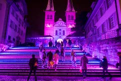 Die Umgebung der Hofkirche Luzern wird mit Lichtprojektionen verzaubert. (Bild: Urs Flüeler / Keystone (Luzern, 9. Januar 2019))