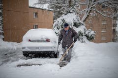 Das war am Donnerstagmorgen das Los vieler Autofahrer quer durch die Ostschweiz: Im Haggen befreit ein Autofahrer seinen Parkplatz vom Schnee. (Bild: Benjamin Manser - 10. Januar 2019)