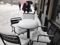 Anstrengende Zeit für Raucher in der Marktgasse: Drinnen in der Gaststube dürfen sie nicht, draussen ist die Raucherecke vor dem Lokal schneebedeckt. (Bild: Reto Voneschen - 10. Januar 2019)