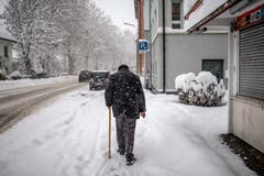 Ein Spaziergänger unterwegs im Schneegestöber im St.Otmar-Quartier. (Bild: Benjamin Manser - 10. Januar 2019)