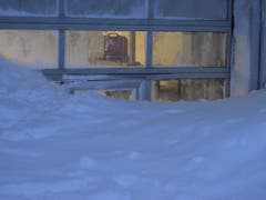 Schnee bis ins Restaurant: Die Lawine rollte ins Hotel Säntis auf der Schwägalp. (Bild: Kapo AR)