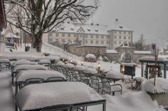 Winterlich gedeckte Gartenterrasse in Engelberg. (Bild: Caroline Pirskanen, 9. Januar 2019)