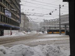 Der verschneite Bahnhofplatz am Donnerstagnachmittag. (Bild: Reto Voneschen - 10. Januar 2019)