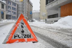 Warndreieck der Stadtpolizei an der Lämmlisbrunnenstrasse, die zeitweise nach einem Unfall am Spisertor blockiert war. (Bild: Stadtpolizei St.Gallen - 10. Januar 2019)
