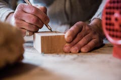 Am Anfang jeder Schnitzarbeit steht ein Holzklotz. (Bild: Mareyecke Frehner)
