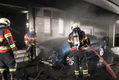 Wollerau - 9. JanuarIn Schwyz brannte am Mittwoch ein Auto bei einer Hausfassade. Anwohner konnten den Brand in Schach halten, bis die Feuerwehr eintraf. (Bild: Schwyzer Polizei)