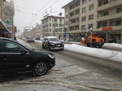 Das Zentrum des Lachen-Quartiers an der Zürcher Strasse mit Autos und Schneefräse. (Bild: Reto Voneschen - 10. Januar 2019)