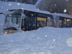 Auch ein Postauto ist von der Lawine auf der Schwägalp erfasst worden. (Bild: Kapo AR)