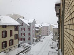 Die Metallstrasse am Donnerstagmorgen: Schnee soweit das Auge reicht. (Bild: Reto Voneschen - 10. Januar 2019)