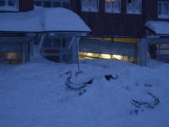 Die Schneemassen der Lawine drangen ins Hotel Säntis auf der Schwägalp ein. (Bild: Kapo AR)