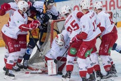 Torhüter Sandro Zurkirchen, mitte, von Lausanne wird belagert. (Bild: KEYSTONE/Urs Flueeler)