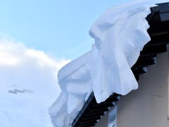 Vom Wind gepresster Schnee auf einem Dach im österreichischen Obertauern. (Bild: KEYSTONE/APA/APA/BARBARA GINDL)