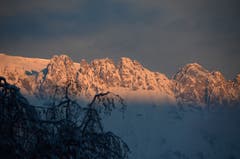 Die Sonne tauchte die Kreuzberge am Freitagmorgen in ein warmes Licht.