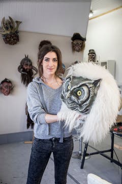 Petra Büchli präsentiert eine Eulenmaske.