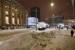 Weisse Pracht auf dem Bahnhofplatz St. Gallen. (Bild: Urs Siegwart)