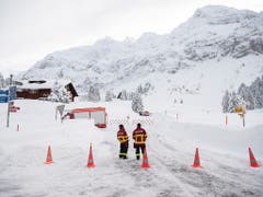 Die Zufahrt zur Säntisbahn und zum Hotel auf der Schwägalp, wo die Lawine am Donnerstag niederging, ist weiterhin gesperrt. (Bild: KEYSTONE/GIAN EHRENZELLER)