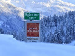 Kein Durchkommen nach den schweren Schneefällen der letzten Tage: Die Anzeige der Radstädter Tauern-Sperre in Österreich. (Bild: KEYSTONE/APA/APA/BARBARA GINDL)