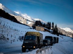 Armeefahrzeuge auf einer geschlossenen Strasse bei Hohentauern. Der Schnee setzt vielen Gegenden in Europa stark zu. (Bild: KEYSTONE/EPA/CHRISTIAN BRUNA)