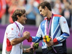 Roger Federer gratuliert Andy Murray zum Olympiasieg im Einzel. 2:6, 1:6 und 4:6 lautete im August 2012 in London das klare Verdikt im Final zu Ungunsten des Schweizers. Wenige Wochen zuvor hatte sich Federer auf dem heiligen Rasen in Wimbledon im Final gegen Murray durchgesetzt (Bild: KEYSTONE/EPA/JEAN-CHRISTOPHE BOTT)