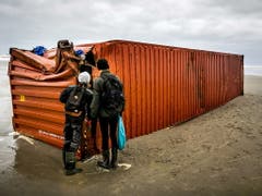 Die Bergung der Container, welche die «MSC Zoe» verloren hat, verzögert sich. (Bild: KEYSTONE/EPA ANP/REMKO DE WAAL)
