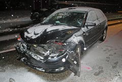 FahrbahnIn Entlebuch sind auf der vereisten Fahrbahn mehrere Autos miteinander kollidiert. Dabei sind zwei Personen verletzt worden. (Bild: Luzerner Polizei)