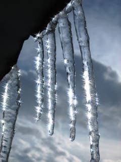 Es glitzern und funkeln die Eiszapfen. (Bild: Toni Sieber)