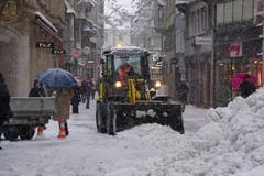 Schneeräumung während des Abendverkaufs in der St.Galler Multergasse. (Leserbild: Ingrid Zürcher - 10. Januar 2019)