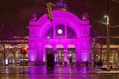 Der Torbogen beim Bahnhof im farbigen Kleid. (Bild: Hardy Konzelmann, 10. Januar 2019)